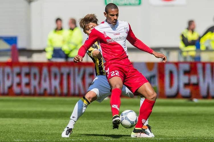 体育青岛黄海报价38岁的赫塔菲前锋莫利纳